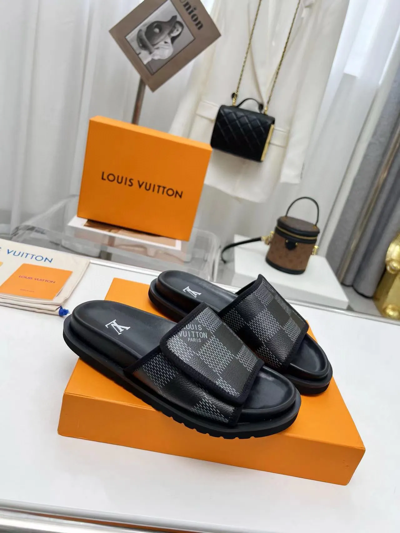 Factory price: 280💰LV luxury trainer slippers, made of first-layer calfskin, light and comfortable. The upper straps feature monogram embossing. Brings a unique color splicing effect. The precise fit of the insole and fine-grained rubber outsole are inspired by lv trainer size: 38-45